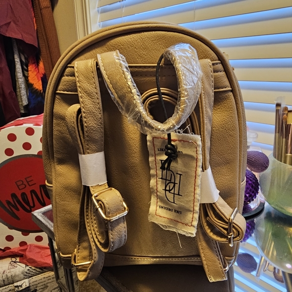 Beige background - Picture 3 of 3